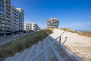 <span>Volledig ingericht handelspand met woonst op topligging vlakbij het nieuwe Casino. <br />Het pand is nog verhuurd tot 31/5/2027 en momenteel uitgebaat als café 'T huis aan de waterkant. <br />Indeling : handelszaak ingericht als café voorzien van ongeveer 40 zitplaatsen binnen en 16 zitplaatsen buiten, bar, keuken, toiletten, grote kelder. <br />Achtergelegen appartement bestaande uit : grote woonkamer, keuken, badkamer, toilet, 2 slaapkamers en ruim terras. Via het terras heeft men direct toegang tot de Leopoldlaan wat uiterst praktisch is voor leveringen. <br />Uitzonderlijk aanbod gezien oppervlakte ( 262m²) en ligging. <br />Mogelijkheid tot plaatsen van extra terras op de Zeedijk. Goed onderhouden gebouw met reeds vernieuwde voorgevel.</span>