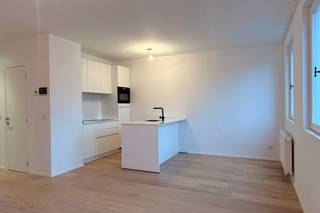 Binnenkomen doe je hier in een recent gerenoveerd gebouw, pal bij het Operaplein. De ligging kan bijna niet centraler. Hier zit je aan de bron...