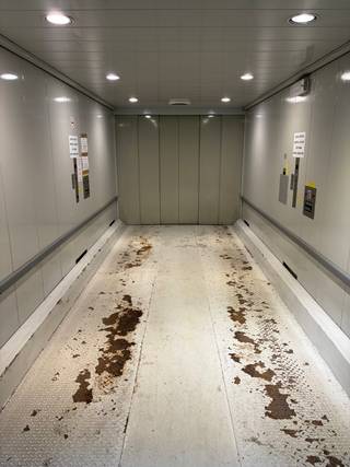 Garagebox  te koop in het centrum van Knokke, gelegen in een zijstraat van de Lippenslaan.  Bereikbaar via een  autolift en geschikt voor 2 wagens achter elkaar want de box is 10,50 m lang. De breedte van de box is 2,72m. De poorten zijn geautomatiseerd en er is individuele electriciteit en een teller.