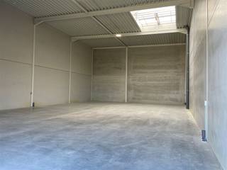 Unité PME neuve avec une excellente visibilité et connectivité.Idéal pour établir votre entreprise. Cette unité d'angle est bien éclairée et dispose...