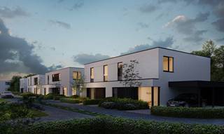 <span><strong>Ligging:<br /></strong></span><br />Beleef de ultieme combinatie van comfort en natuurlijke schoonheid met onze bijna energie neutrale woningen in het pittoreske Sint-Lievens-Houtem. <br />Gelegen in een landelijke, groene omgeving, bieden deze woningen rust en ruimte, terwijl alle essentiële voorzieningen binnen handbereik zijn. <br /><br />Sint-Lievens-Houtem beschikt over uitstekende scholen, sportclubs en diverse recreatiemogelijkheden. Met een breed scala aan wandel- en fietsroutes in de buurt, kunt u dagelijks genieten van de prachtige natuur. Ondanks de rustige ligging, bevindt u zich op slechts een korte rit van Gent, wat pendelen voor werk of toegang tot stedelijke voorzieningen bijzonder gemakkelijk maakt.<br /><br /><span><strong>Beschrijving:<br /></strong></span><br />Deze uiterst energiezuinige nieuwbouwwoningen zijn ideaal voor jonge gezinnen die op zoek zijn naar een duurzame en comfortabele leefomgeving. De ruime woningen, elk met drie slaapkamers, combineren stijlvolle architectuur met praktische functionaliteit. <br /><br />De hoogwaardige afwerking zorgt voor een duurzaam en elegant interieur. Daarnaast hebben kopers de mogelijkheid om hun woning te personaliseren met diverse keuzes voor de keuken, badkamer en vloeren, waardoor u uw droomhuis kunt realiseren, volledig afgestemd op uw wensen.<br /><br />Voor meer info en/of bezoek, bel Gwen: 0472/62.03.60.