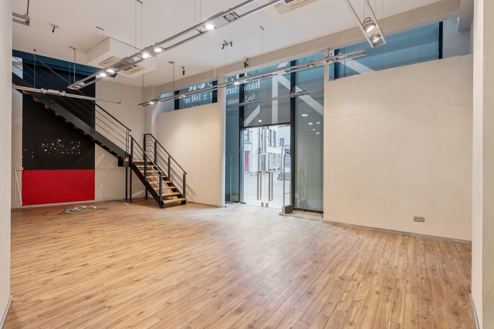 Handelspand, 150m², met 1-slaapkamerappartement op topligging in het centrum - foto 5