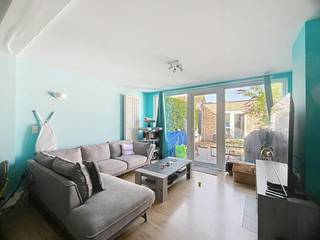 Cette maison confortable est située à Bruges et dispose de 3 chambres et d'un jardin urbain ensoleillé. Situé à proximité des gilets et du centre historique de la ville. <br /><br />Rez-de-chaussée : <br />hall d'entrée (7 m²) avec escalier menant au premier étage - salon (29 m²) avec de grandes fenêtres et équipé d'un poêle à granulés - cuisine équipée (8 m²) avec cuisinière à gaz, hotte, four, micro-ondes, évier, raccordement lave-vaisselle et placards intégrés - salle de bain (6 m²) avec lavabo, douche à effet pluie, toilettes et raccordement laveuse/sécheuse - jardin de ville ensoleillé (28 m²) avec salle de loisirs/débarras (10 m²)).<br /><br />1er étage (35 m²) : <br />hall de nuit - 2 chambres (18 m² + 11 m²) finies avec une moquette fixe sur un plancher en bois et équipées d'un placard intégré.<br /><br />2e étage : <br />chambre 3 accessible par un escalier fixe et équipée d'un placard intégré et d'une connexion TV. <br /><br />Avantages :<br />- jardin urbain ensoleillé<br />- emplacement central <br /><br />Dans l'ensemble :<br />- prix de location : 1 050,00 €/mois<br />- Disponible à partir du 01/12/2026<br /><br />Le moyen le plus rapide pour visiter cette propriété ? Demandez votre visite via le bouton rose de notre site Web (www.dewaele.com) et vous serez contacté par notre expert en location Broes. <br /><br />Les rendez-vous ne peuvent pas être pris par téléphone. Pour toute autre question, vous pouvez nous contacter par téléphone au 050 444 999.