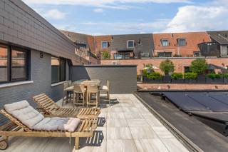 Dit ruime en instapklare duplex-appartement met een bewoonbare oppervlakte van maar liefst 165 m² combineert een royale indeling, een overvloed aan natuurlijk licht en een uitstekende ligging in het hart van 's-Gravenwezel. Dankzij de centrale locatie, op wandelafstand van winkels, horecazaken, scholen en openbaar vervoer, geniet u dagelijks van alle comfort en voorzieningen binnen handbereik.<br /><br /><strong>Indeling</strong><br />Het appartement beschikt over een private inkomhal, die zorgt voor extra privacy en een aangename ontvangst. Via de trap bereikt u de eerste verdieping, waar de hal met ingemaakte vestiairekast en gastentoilet toegang geeft tot de leefruimtes.<br /><br />Vooraan bevindt zich de ruime woon- en eetkamer, waar de vele raampartijen en de halfopen ligging zorgen voor een uitzonderlijke lichtinval en een aangenaam ruimtegevoel. Aansluitend bevindt zich de volledig geïnstalleerde leefkeuken, die naadloos overgaat in een praktische berging met aansluitingen voor een wasmachine en droogkast, evenals extra opbergruimte.<br />Een absolute meerwaarde vormt het zonnige terras van 37 m², waar u in alle rust kunt genieten of gezellig familie en vrienden kunt ontvangen. Dankzij de rechtstreekse toegang vanuit zowel de keuken als de achterzijde van het gebouw bereikt u bovendien eenvoudig de parking.<br /><br />Verder bevindt zich op deze verdieping een volwaardige slaapkamer met een ensuite badkamer, waardoor het appartement zich uitstekend leent voor gezinnen of wie graag over een aparte gastenverdieping beschikt.<br /><br />De tweede verdieping omvat nog drie ruime slaapkamers, allen voorzien van een aangename lichtinval, evenals een tweede badkamer uitgerust met een ligbad met douchefunctie, een dubbel lavabomeubel en een afzonderlijk toilet.<br /><br />Tot slot onderscheidt dit energiezuinige duplex-appartement zich door zijn royale bewoonbare oppervlakte, vier volwaardige slaapkamers, uitstekende lichtinval en kwalitatieve afwerking. Daarnaast geniet u van een conforme elektrische installatie, voldoende parkeergelegenheid, een ruim zonneterras en het bijkomende voordeel dat er geen gemeenschappelijke kosten zijn.<br /><br /><strong>Bijzonderheden:</strong><br />+ EPC: B<br />+ 165 m² bewoonbare oppervlakte<br />+ Zonnig terras van ca. 37 m²<br />+ 4 volwaardige slaapkamers en 2 badkamers<br />+ Private inkomhal en geen gemeenschappelijke kosten<br />+ Centraal gelegen in hartje 's-Gravenwezel<br /> 