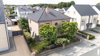 <strong><strong>Recente en centraal gelegen villa met o.a. 6 slaapkamers, dubbele garage, 2 badkamers, een volledig ingericht keuken en bijkeuken. Het geheel ligt op een perceel van ca. 610m², gelegen tussen het centrum van Lommel en de gerenomeerde Kattenboswijk. De woning van bouwjaar 1999 is zeer degelijk gebouwd en biedt alle comfort. Nabij scholen, openbaar vervoer en bovendien slechts op enkele autominuten van centrum Lommel en de Nederlandse grens. EPC-score van 233kWh/m²/jaar (energielabel C). Bovendien is ook de elektriciteit volledig conform en is de woning volledig asbestvrij.<br /><br /></strong></strong><u>Gelijkvloerse verdieping:<br /></u>Via de inkomhal met gastentoilet heeft u toegang tot de woonkamer, de keuken en de benedenslaapkamer met eigen badkamer. De benedenslaapkamer kan eenvoudig omgevormd worden tot kangoeroegedeelte en/of studio. Thans is deze ruimte ingericht als slaap- en (tweede) zitkamer. De hoofdleefruimte is verdeeld in een eetgedeelte (achteraan) en zithoek (vooraan) en geniet van veel natuurlijk daglicht door de grote raampartijen. Vanuit de leefruimte heeft u toegang tot de keuken. Deze keuken is geïnstalleerd met volgende kwaliteitstoestellen (allen Miele): gasvuur (Miele), heteluchtoven (Miele), koelkast met diepvries (Miele), vaatwas (Miele) en voldoende kastruimte. Aan de keuken bevindt zich een ruimte die dienst doet als wasplaats met wasmachine op hoogte en voldoende kastruimte en die tevens gebruikt word als bijkeuken met afzonderlijk gaspitvuur en een Siemens-oven.<br /><br /><u>Eerste verdieping<br /></u>De vaste houten trap in de inkomhal brengt u naar de eerste (en de tweede) verdieping. Hier bevinden zich 4 ruime slaapkamers en de badkamer met inloopdouche, een dubbele lavabo, een toilet en een ingebouwde sauna. In de nachthal en één van de slaapkamers bevinden zich tevens ingemaakte kasten.<br /><br /><u>Tweede verdieping<br /></u>De 2de verdieping is tevens te bereiken via de vaste trap en is opgedeeld in een 4de slaapkamer en bovendien 2 ruime kamers die dienst doen als opslagplaats / bergzolder.<br /><br /><u>Buitengebeuren en kelder<br /></u>De woning heeft een oprit met poort aan de zijkant van de woning en een dubbele garage (2 standplaatsen). Het ruime terras geeft uit op de private tuin, ideaal georiënteerd op het westen. U vindt in de voor- en achtertuin onder meer hortensia's, siergrassen, een vijgenboom en voldoende buitenstaplaats voor wagens. De woning is volledig onderkelder met een riante kelder op stahoogte.<br /><br /><u>Bijzonderheden:<br /></u>- EPC van 233 kWh/m²/jaar: <strong>label C</strong><br />- <strong>Geen asbest</strong> en <strong>conforme elektrische keuring</strong><br />- Bewoonbare oppervlakte van 259m² exclusief de kelder<br />- De woning is zeer degelijk en zorgvuldig gezet (voor eigen bewoning)<br />- Buitenschrijnwerk in aluminium, met overal dubbele HR-beglazing<br />- Centrale verwarming op stookolie met radiatoren (jaar ketel: 2000)<br />- <strong>Gas ligt reeds in de woning!</strong><br />- Gunstige ligging op wandelafstand van centrum, scholen en openbaar vervoer<br />- Gunstige ligging op wandel- en fietsafstand van natuur in Kattenboswijk<br />- Meer dan voldoende <strong>parkeermogelijkheden</strong><br />- Tuin op het westen: mogelijkheden tot aanleg groenvoorziening
