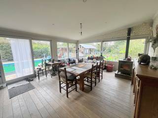 Klein domeintje op 3 350  M²<br /><br />Gewekt worden door een zanglijster die uit volle borst zingt in de top van de catalpa<br />Als je vrolijk wordt van dansende hazen in de ochtend<br />Patrouilleren buizerds in de namiddag en een kleine kudde reeën bij valavond dan is dit het perfecte plaatsje voor jullie<br /><strong>Het enigste vakantiehuis</strong> vlakbij het centrum van Beveren UNIEK IN BEVEREN WAAS <br /><br />De woning omvat een leuke ruime  leef veranda ( waar elk raam een schilderij lijkt ) met open ingerichte “stoere knappe  keuken met karakter<br />Dub oude deuren brengen u naar een zeer knus cossy salon met open haard en mezzanine met ruime slaapkamer<br />Verder op gelijkvloers berging, badkamer met badmeubel in landelijke stijl ligbad en douche , ruime slaapkamer<br /><br />Buiten is het leven als god in Frankrijk met prachtige bomen, zwembad, bar ,pizza oven,  leuke pipo wagen ( extra slaapkamer /bureel )<br /><strong>GEEN  domicilie mogelijk </strong><br /><br />ZONNEPANELEN - GRONDWATER - LEIDINGSWATER 