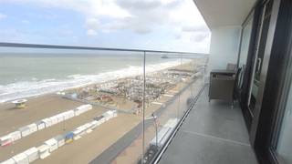 <p><span>Welkom in dit prachtige appartement in hartje Blankenberge, waar zee en stad elkaar ontmoeten in perfecte harmonie. Dit gezellige één-slaapkamerapartement biedt alles wat u zoekt voor een ideale kustlocatie.</span></p><p><span> </span></p><p><span>Het appartement beschikt over een open en lichte woonruimte met elegante inrichting, voorzien van comfortabele zithoek, eetgedeelte en functionele keuken. De smaakvolle keuzes in interieur creëren een warme, uitnodigende sfeer die zowel geschikt is voor permanent wonen als voor vakanties.</span></p><p><span> </span></p><p><span>De absolute hoogtepunt is het ruime balkon met panoramisch zeezicht. Hier kunt u genieten van de adembenemende uitzichten over de Noord Zee, het strand en de beroemde strandpaviljoens van Blankenberge. Dit is de ideale plek om koffie te drinken, te ontspannen of gewoon van het zeebriesje te genieten.</span></p><p><span> </span></p><p><span>De slaapkamer is compact maar praktisch ingericht, terwijl de badkamer voorzien is van alle nodige voorzieningen voor uw comfort en gemak. De woning bevindt zich in een modern, goed onderhouden appartementsgebouw in de eerste lijn van de zee.</span></p><p><span> </span></p><p><span>De ligging is fenomenaal. U bevindt zich direct aan het strand van Blankenberge, met directe toegang tot het levendige centrum vol restaurants, winkels en attracties. Het is een ideale plek voor zeeliefhebbers die de charme en energie van deze populaire kustplaats willen ervaren.</span></p><p><span> </span></p><p><span>Dit appartement is een aanwinst voor iedereen die op zoek is naar een authentiek kustleven met maximaal gemak en genot.</span></p><p><span>goede opbrengst, ideale investering. Aankoop garage mogelijk in hetzelfde gebouw.</span></p><p><span>Meer info Bel 050/415550</span></p>