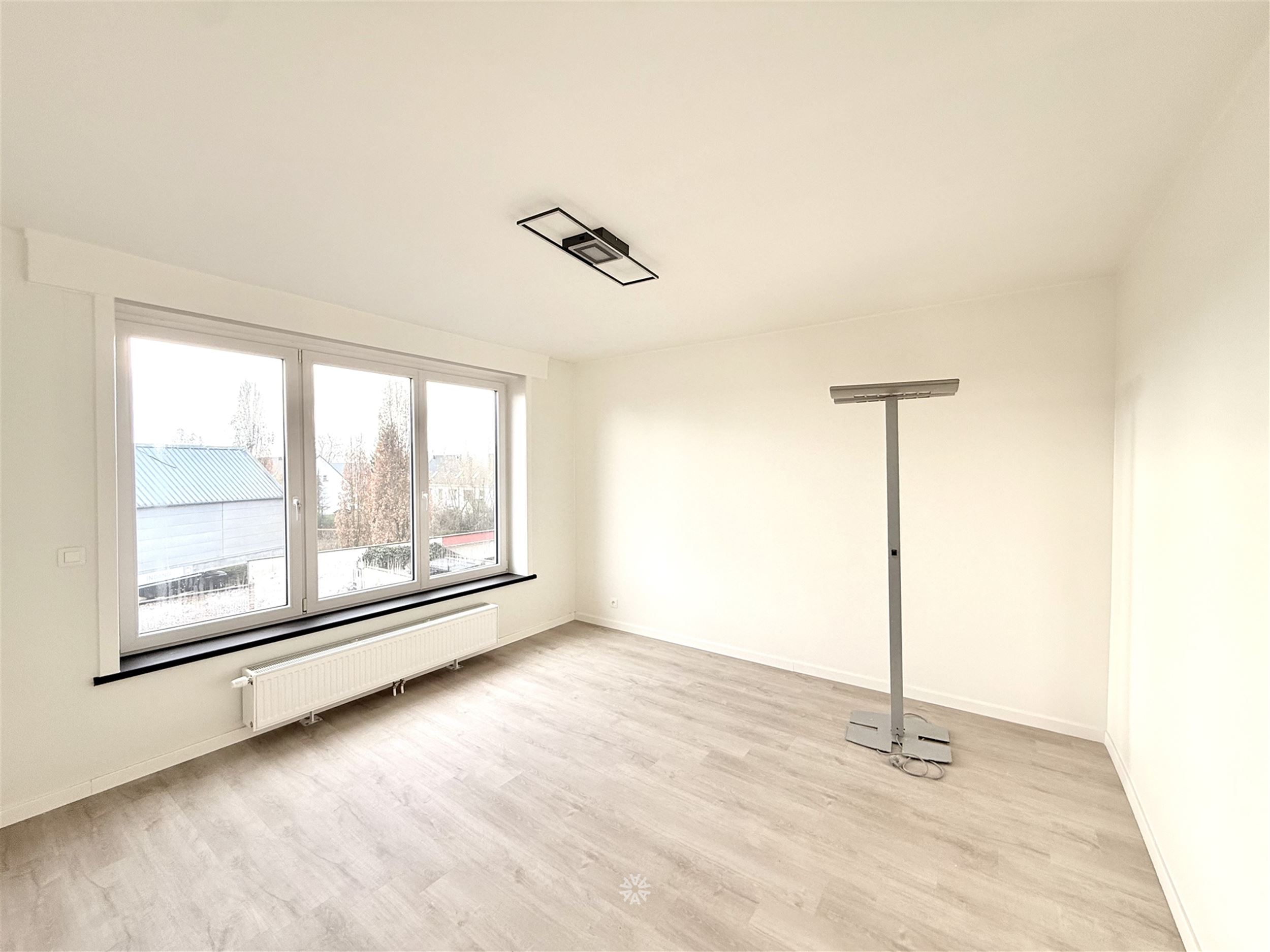 Gerenoveerd appartement met 2 slaapkamers - foto 4