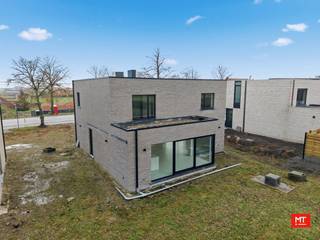 <strong>Nieuwbouwvilla op 1.101 m² te koop in Zonnebeke</strong><br /><br />De vastgoedontwikkelingsgroep C-nest bouwt momenteel aan twee moderne villa’s in Zonnebeke. <br /><br />* Afbeeldingen zijn een combinatie van lot 1 &amp; lot 2 *<br /><br />Lot 1 ziet er als volgt uit:<br />• Gelijkvloers: inkomhal met gastentoilet, lichtrijke woon- en eetkamer met zicht op de tuin en bureauhoek, open keuken met daarnaast een wasplaats/berging en inpandige garage. Mogelijkheid tot bijplaatsen van carport! <br />• 1ste verdieping: nachthal met toilet en bureauhoek, 3 ruime slaapkamers waarvan 1 met dressing, berging, badkamer met dubbele wastafel, douche en bad. <br /><br />De woning voldoet volledig aan de huidige normen (e-peil 30) en beschikt over: <br />• Vloerverwarming (lucht-water warmtepomp) op de gelijkvloers en badkamer<br />• Airco’s in de slaapkamers (warmen &amp; koelen)<br />• Regenwater 10.000 liter<br />• … <br /><br />Bekijk zeker ook de Youtube-video: https://youtube.com/shorts/KxNEXEnrQhM?feature=share<br /><br /><strong>Geniet nu nog van het verlaagd tarief van 6% BTW en bespaar hierdoor 54.000 euro!</strong><br /><br />Meer info? Contacteer Minthus 0470 43 78 21 of mail info@minthus.be 