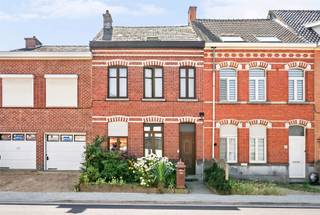 <p>Charmante karakterwoning met 3 slaapkamers en zonnige tuin!<br /><br />Bent u op zoek naar een woning boordevol charme en karakter, met alle troeven om er uw droomwoning van te maken? Deze karaktervolle woning met de uitstraling van een herenhuis beschikt over hoge plafonds, authentieke schouwen, antieke dubbele deuren, een prachtige houten trap en een zonnige tuin op het zuidwesten.<br /><br />INDELING: inkomhal, lichtrijke leefruimte, eetruimte, keuken en badkamer. Op de eerste verdieping bevinden zich 2 ruime slaapkamers, waarvan één met een aanpalende dressing die desgewenst kan worden omgevormd tot een tweede badkamer. De ruime zolderverdieping biedt de mogelijkheid om een volwaardige derde slaapkamer in te richten.<br /><br />Wat maakt dit pand uniek?<br />♦ veel karakter – zonnige zuidwestgerichte tuin – veel renovatiepotentieel! – deels dubbele beglazing – gunstige ligging vlakbij het muziekbos!<br /><br />Voor wie is dit pand ideaal?<br />♦ Voor gezinnen of koppels die op zoek zijn naar een ruime woning met karakter.<br />♦ Voor renovatieliefhebbers die een authentieke woning willen omvormen tot een echte parel.<br /><br />Te koop via Immo Beguin, jouw vastgoedexpert sinds 2009. Met kantoren in Ronse, Waregem, Kortrijk, Deinze, Doornik en Lessines.<br />✉️ emmy@immobeguin.be<br />📞 +32 486 60 66 00</p>