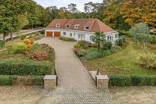 [[ DIT PAND NEEMT DEEL AAN DE ERA OPEN HUIZEN DAG OP 6/12 VAN 11:00 TOT 12:00 ]]
<u><strong>Toestand</strong></u>:<br />Deze charmante woning in het groene Keerbergen, biedt ruimte, potentieel en een gunstige ligging. <br /><br />Bij het binnenkomen wordt u verwelkomd in een ruime inkomhal die u leidt naar de woonkamer met aanpalende veranda, ideaal om te genieten van het uitzicht op de tuin. De keuken is praktisch ingericht en sluit perfect aan bij de leefruimte. Verder vindt u op de gelijkvloers 3 slaapkamers waarvan één voorzien is van een privé doucheruimte, en een volledig ingerichte badkamer met bad en douche. <br /><br />Een groot pluspunt is de vaste trap naar de verdieping, een royale zolderruimte die nog volledig kan worden ingericht. Hier creëert u moeiteloos 4 extra slaapkamers, een hobbyruimte of ruime werkplek.<br /><br />Buiten geniet u van een prachtig perceel van maar liefst 30 are, ideaal om bij goed weer heerlijk te vertoeven in de tuin. <br /><br />Deze woning biedt een uitstekende basis voor wie op zoek is naar een ruime gezinswoning met uitbreidingsmogelijkheden. <br /><br /><u><strong>Indeling</strong></u>:<br /><strong>Kelder:</strong> Kelder + kruipkelder<br /><strong>Gelijkvloers</strong>:  Inkomhal - toilet - woonkamer - veranda - keuken - berging - 3 slaapkamers - doucheruimte - badkamer - 2 garages<br /><strong>Verdieping</strong>: Ruime verdieping met tal van mogelijkheden<br /><br /><u><strong>Troeven</strong></u>:<br />- 3 slaapkamers + mogelijkheid tot extra slaapkamers<br />- 2 garages<br />- Vaste trap naar verdieping<br /><br />