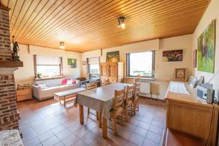 Stevige woning op een prachtig perceel grond van 1019 m².<br />Perfect gelegen in een rustige straat en op wandelafstand van handelszaken en supermarkt.<br /><br />De open bebouwing omvat een inkom, toilet, gezellige living met houtcassette, keuken, veranda, badkamer, 2 slaapkamers (waarvan 1 op het gelijkvloers), grote zolder (2 extra slaapkamers mogelijk), kelder, garage met wasplaats en grote tuin met overdekt terras.<br /><br />Benieuwd naar de indeling en staat van de woning? Kom gerust eens kijken.<br />Mailen naar sylvie@immoroba.be of een seintje op 09/388.53.53.