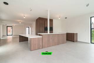 Laat u verrassen door deze gloednieuwe halfopen bebouwing!Op het gelijkvloers biedt deze woning een inkomhal, fietsenberging / technische ruimte,...