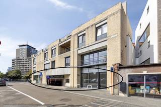 De grote vitrine aan de straatzijde biedt maximale zichtbaarheid voor voorbijgangers en potentiële klanten. Het gelijkvloers is volledig open en...