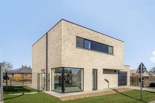 TE KOOP: Instapklare, hoogwaardig afgewerkte nieuwbouwwoning met 3 slaapkamers te Pelt!Ontdek deze moderne nieuwbouwwoning in de Breugelweg 90 te...