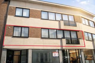 Dit lichtrijk appartement heeft een bewoonbare oppervlakte van 82 m².Indeling: inkomhal met apart toilet, lichtrijke leefruimte, aparte keuken...