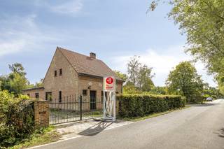 Te koop aangeboden in Werverbos, Brasschaat, een woning gelegen op een bijzonder rustige en groene locatie. De woning bevindt zich op een uitzonderlijk ruim perceel van ca 2.800 m², omgeven door groen en met volop mogelijkheden voor wie op zoek is naar ruimte, privacy en een groene woonomgeving.<br /><br />Deze karaktervolle woning biedt potentieel voor een totaalrenovatie of nieuwbouw waar je alles volledig naar eigen smaak kan afwerken. <br /><br />De woning zelf omvat een inkomhal, woonkamer, keuken, veranda, badkamer en berging/wasruimte. Op de 1e verdieping zijn er 2 slaapkamers. <br />De tuin van dit te koop aangeboden huis heeft een goede zonsoriëntatie, ook is er nog een garage en bijbouw op het perceel aanwezig. <br /><br />Bijzonderheden: <br />- EPC: 1079 kWh/m²/jaar - Label F<br />- Rustig gelegen, groen perceel<br />- heel wat mogelijkheden voor renovatie/ eventueel nieuwbouw <br /><br />Heb je zin om het potentieel van deze woning te komen ontdekken? Dit pand biedt een zeldzame kans voor wie een woning wil kopen en volledig naar eigen hand wil zetten. Dankzij het royale perceeloppervlakte vormt de locatie ook een perfect bouwlot voor het realiseren van een droomvilla. Bel ons voor een afspraak op 03 666 66 66 of mail naar Kapellen@dewaele.com.<br /><br />Dit pand is onderworpen aan de renovatieverplichting van de Vlaamse overheid voor residentiële gebouwen (behoudens bij sloop binnen 5 jaar na de aankoop). Consulteer voor meer informatie de website van het Vlaams Energie- en Klimaatagentschap via https://www.vlaanderen.be/een-woning-kopen/renovatieverplichting-voor-residentiele-gebouwen<br /><br />Bestuursmaatregelen in het maatregelenregister: nee