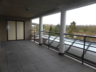 Appartement met 2 slaapkamers en ruim overdekt terras in centrum van Walem (Mechelen). Tevens voorzien van elektrische rolluiken.