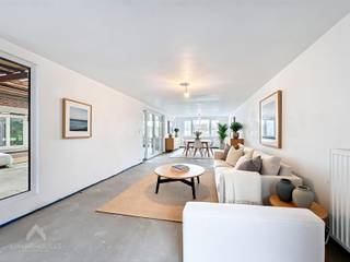 <p>Centraal gelegen woning in het centrum van Kuurne met maar liefst een bruikbare vloeroppervlakte van 311m² bestaande uit een inkomhal, 1<sup>ste</sup> leefruimte met eet-en zithoek, recente en volledig uitgeruste leef keuken met 2de woonkamer die uitgeeft op de grote tuin met aangelegd terras en tuinberging. Via de garage kom je uit op een overdekt terras die toegang biedt naar een polyvalente ruimte/werkplaats van +-50m². Op het verdiep (verder af te werken) zijn 3 slaapkamers, bureel/kinderkamer, nachthal met afzonderlijk toilet, ingerichte badkamer (inloopdouche, ligbad en dubbele wastafel) en een vaste trap naar de ruime zolder die mogelijkheden biedt om af te werken met extra slaapkamers.</p>
<p>Ideaal voor grote gezinnen of voor wie wonen en werken wenst te combineren!</p>
<p>Extra troeven:</p>
<ul>
<li>Energiezuinig</li>
<li>Bruikbare vloeroppervlakte van 311m²</li>
<li>Polyvalent bijgebouw</li>
<li>Op wandelafstand van scholen, het centrum, winkels en openbaar vervoer.</li>
<li>Droge kelder</li>
<li>Af te werken naar eigen smaak</li>
</ul>
<p></p>
<p>Deze woning is te koop ZONDER makelaar via het concept van Smart Houses! Wenst u verdere inlichtingen of bezoek? Contacteer rechtstreeks de eigenaar via 0496 89 61 57</p>