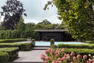 Deze tijdloze villa van de hand van architecten Carli Van Hout & Paul Schellekens (Turnhoutse School) met rustige parktuin op een perceel van 3.265...