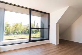 Stijlvolle BEN-nieuwbouwwoning te koop op een rustige, groene locatie met uitstekende bereikbaarheid nabij de E40 en het treinstation.<br /><br />Deze moderne houtskeletwoning combineert comfort, duurzaamheid en een eigentijdse uitstraling. De woning is uitgerust met een warmtepomp, zonnepanelen, ventilatiesysteem D en domotica, wat zorgt voor een energiezuinige en toekomstgerichte woonomgeving.<br /><br />De woning heeft een bewoonbare oppervlakte van 217 m², vier slaapkamers en twee badkamers en is praktisch ingedeeld over drie volwaardige verdiepingen. Op het gelijkvloers (64,5 m²) bevinden zich een ruime inkomhal met vestiaire, een lichtrijke leefruimte, open keuken, berging en gastentoilet. De eerste verdieping (62 m²) omvat twee ruime slaapkamers, dressing, badkamer, toilet en een groot dakterras met groen uitzicht. Op de tweede verdieping (59,5 m²) bevinden zich eveneens twee slaapkamers, bergruimte, toilet en een tweede badkamer.<br />Daarnaast is er nog een praktische zolderruimte van 31,5 m².<br />Extra troeven zijn de volledig aangelegde tuin en oprit, ingebouwde spots, de mogelijkheid tot het plaatsen van een carport en de afwerkingsvrijheid voor keuken en sanitair.<br />Indien gewenst kan de bouwheer deze afwerking uitvoeren.<br /><br />Totale prijs: € 549.000<br />Grondwaarde: € 140.000 (12% registratierechten)<br />Constructiewaarde: € 409.000 (21% BTW)<br /><br />Een ideale woning voor wie modern, energiezuinig en comfortabel wil wonen op een toplocatie.<br />meer info: https://3gheconstruct.be/te-koop/ressegemstraat-9550-herzele