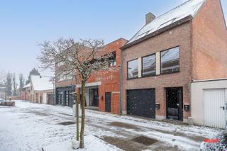 Een pandje met mogelijkheden. “Hoeda”, vraag je? Vul zelf maar in, want met dit stulpje kan je echt heel wat kanten uit. Het zijn namelijk officieel 2 aparte units: een magazijn en bovenwoning. Dussss…enkele suggesties?<br /><br />1. Perfecte combo van wonen met uitbating van een zelfstandige activiteit.<br /><br />2. Of eerder op zoek naar een woning met een grote garage, voor het stallen van al je oldtimers of mobilhome?<br /><br />3. Focus je misschien enkel op een opslag of werkhal voor je zelfstandige activiteit? No problemo: de bovenwoning heeft een apart huisnummer en eigen toegang, dus deze kan je perfect apart verhuren.<br /><br />Indeling:<br />Zullen we starten in de bovenwoning? Die werd namelijk recent vollédig gerenoveerd, dus hier wandel je heel vlotjes doorheen: what you see is what you get. <br /><br />Via je eigen voordeur kom je in de inkomhal met bergplaats. Maar het echte feest start op de 1ste verdieping: zeg niet zomaar “appartement” tegen deze bovenwoning, want check die grote ruimtes! Een heerlijk ruime, lichte woonkamer met aansluitend een grote keuken. Jawel, zo ongeveer alles werd vernieuwd, dus hij is echt instapklaar. <br /><br />Naast de keuken zien we nog een ruime bergplaats met aansluitingen voor wassen en drogen. Verder geeft deze ook toegang naar het fijne terras. Zie je het nog wat grootser? Wat dacht je van het aanleggen van een groendak op het platte dak van het magazijn? Groen wonen in ’t stad. Tenslotte is er op deze verdieping nog een apart toilet.<br /><br />De 2 slaapkamers bevinden zich nog een trapje hoger, waar we ook de badkamer kunnen spotten. Ook deze werd uiteraard volledig in een nieuw jasje gestopt.<br /><br />Graag nog wat opslag voor je rommeltjes? No worries, deze kan je kwijt op de zolder.<br /><br />En als je dan nog ruimte te weinig zou hebben, dan kan je allicht je ei kwijt in het magazijn: een open ruimte van maar liefst 160m², voorzien van een sectionaalpoort, toiletruimte en met volledig eigen nutsvoorzieningen.<br /><br />Een buitenkans voor de liefhebber dus.<br /><br />Trouwens graag nog een overzicht van wat de eigenaars de laatste jaren vernieuwd hebben? Niet enkel de binnenkant werd aangepakt, maar ook de elektra is volledig conform, de ramen werden vervangen, verwarmingsinstallatie is vernieuwd, isolatie werd toegevoegd, zonnepanelen op ’t dak,… <br /><br />Met als resultaat: geen asbest, EPC-label B én zelfs een gunstig conformiteitsattest voor de verhuur van de bovenwoning. Check, check en dubbelcheck!