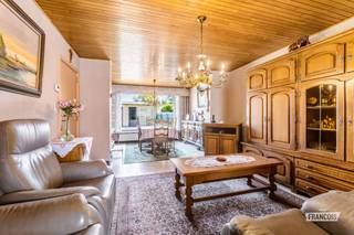 Op zoek naar een ruime gezinswoning met heel wat mogelijkheden en gelegen in een rustige woonomgeving? Dan is deze woning op een prachtig hoekperceel in de Haakwegel te Roeselare zeker het ontdekken waard.<br /><br />Via de inkomhal komen we binnen in de woning, waar we beschikken over een apart gastentoilet en een gezellige, ruime leefruimte. Deze is momenteel ingedeeld in een eetplaats vooraan, een tweede eetplaats achteraan met zicht op de tuin, en een aangenaam zitgedeelte. Aansluitend bevindt zich de ruime, geïnstalleerde keuken met opnieuw zicht op de tuin. Op het gelijkvloers bevindt zich eveneens een eerste slaapkamer. Deze kamer biedt ook de mogelijkheid om ingericht te worden als bureauruimte, hobbykamer, speelkamer of berging, afhankelijk van uw noden. Hier bevindt zich ook de toegang naar de droge kelder.<br /><br />Op de eerste verdieping bevinden zich maar liefst vier volwaardige slaapkamers en een apart toilet. De badkamer is momenteel aan renovatie toe, maar biedt tegelijkertijd heel wat mogelijkheden. Zo kan de badkamer perfect uitgebreid worden met de aangrenzende kamer, waardoor u de mogelijkheid krijgt om een ruime en volledig naar eigen smaak ingerichte badkamer te creëren.<br /><br />De woning is gelegen op een prachtig hoekperceel in een rustige woonwijk te Roeselare. In de nabije omgeving bevinden zich scholen, bakkers, slagers en diverse andere voorzieningen. Achteraan het perceel bevinden zich bovendien twee garages, elk voorzien van een automatische poort, alsook een oprit voor 2 wagens.<br /><br />Deze woning vormt dan ook de ideale opportuniteit voor wie op zoek is naar een ruime woning in een rustige buurt, met tal van mogelijkheden om de woning verder te moderniseren en volledig naar eigen wensen in te richten. <br /><br />Voor meer informatie of om een bezoek in te plannen, kunt u ons contacteren via axel@immofrancois.be of 0471 45 29 95.<br /><br />