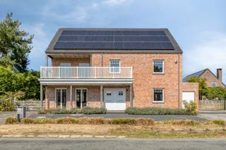 Deze energieneutrale villa is gelegen in de straat Velveken in Geel. Verschillende faciliteiten zijn op een korte afstand terug te vinden en we kennen een vlotte verbinding met de omliggende gemeenten. Een woning waar ruimte, functionaliteit en verfijning samenkomen en waar elk detail bijdraagt aan een aangename en comfortabele leefomgeving voor het hele gezin.<br /><br />De belangrijkste troeven van deze unieke eigendom:<br />- Energieneutraal (EPC-label A+) voorzien van maar liefst 34 zonnepanelen.<br /><br />- Van 2024 tot 2026 werden volgende ruimtes volledig ingericht door een interieurarchitect, met exclusief maatwerk en hoogwaardige afwerking:<br />Gelijkvloers: zithoek, eetkamer, bureauruimte, ingemaakte kasten, verlichting en gastentoilet.<br />Eerste verdieping: op maat gemaakte dressing, slaapkamer, verlichting en nachthal.<br />Tweede verdieping: volledig ingerichte kinderkamers met bureauruimte, dressing, toilet en voorzieningen voor een extra badkamer.<br /><br />- Nieuwe Loxone-domotica (2026) met volledig automatische besturing van rolluiken, verlichting, aanwezigheidssimulaties, alarmsysteem en deurbel. Het volledige systeem kan bovendien eenvoudig op afstand worden bediend.<br /><br />- Extra mogelijkheden: een nieuw tuinplan van een architect voor de woning en naastgelegen grond is beschikbaar. Bovendien zijn alle technische voorzieningen aanwezig om de woning desgewenst op te splitsen in twee afzonderlijke wooneenheden.<br /><br />Beschrijving:<br />De inkomhal vormt een stijlvolle eerste kennismaking met de woning en verleent toegang tot een apart gastentoilet. De eetruimte en de geïntegreerde bureauruimte sluiten mooi aan op de volledig uitgeruste tijdloze open keuken. Aansluitend bevindt zich een afzonderlijke zitruimte, waardoor verschillende leefzones op een comfortabele manier van elkaar worden gescheiden. Achteraan de woning is een praktische berging voorzien waar wasmachine en droogkast op hoogte werden verwerkt in een ingemaakte kast. Daarnaast bevindt zich hier een badkamer met een wastafel, een inloopdouche en een toilet. Vanuit de berging heeft u bovendien rechtstreeks toegang tot zowel de kelder als de inpandige garage.<br /><br />De eerste verdieping omvat drie volwaardige slaapkamers en een luxueuze badkamer met ligbad, inloopdouche, dubbele wastafel en toilet. Twee slaapkamers bieden toegang tot een op maat gemaakte dressing. Daarnaast geniet u van een zuidgericht balkon.<br /><br />Op de tweede verdieping bevinden zich twee bijzonder ruime, volledig ingerichte slaapkamers, een afzonderlijk toilet en een bijkomende ruimte met ingemaakte kasten die desgewenst als extra badkamer kan worden ingericht.gezien de nodige leidingen hiervoor reeds aanwezig zijn.<br /><br />Ook de buitenomgeving draagt bij tot het exclusieve karakter van deze eigendom. De gezellige tuin vormt een groene en private setting. Het terras, de sfeervolle siervijver en het tuinhuis met overkapping maken dat er een bijzonder aangename buitenruimte is waar rust en ontspanning centraal staan. Bijkomend heeft u de mogelijkheid om het naastgelegen perceel bij aan te kopen.<br /><br />Voor meer info of een bezoek contacteer ons via info@vastengoed.be of via 014/72 73 74.<br /><br />Wenst u een gratis schatting van uw eigendom? Contacteer ons via 014/72 73 74.