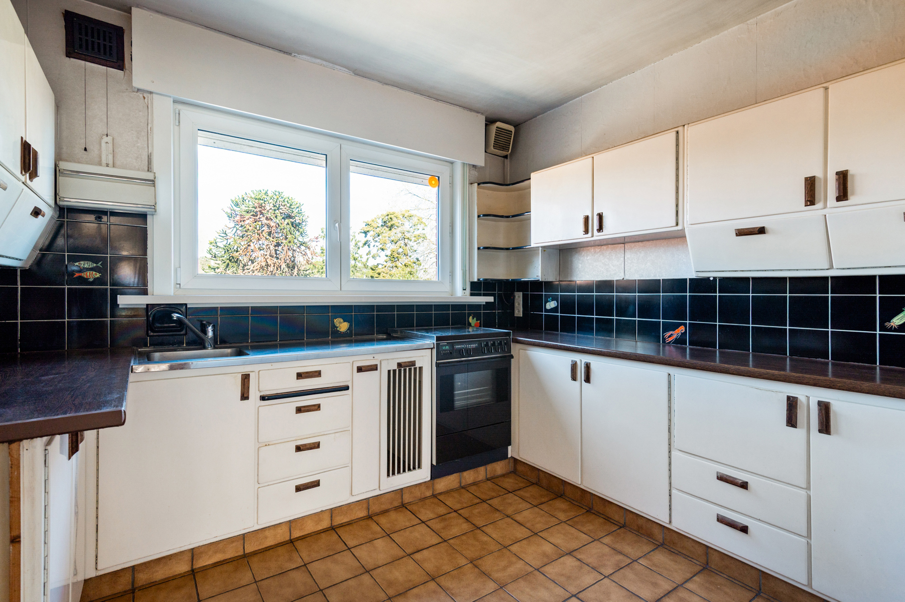 Ruime te renoveren woning nabij het centrum op ca. 695 m². - foto 4