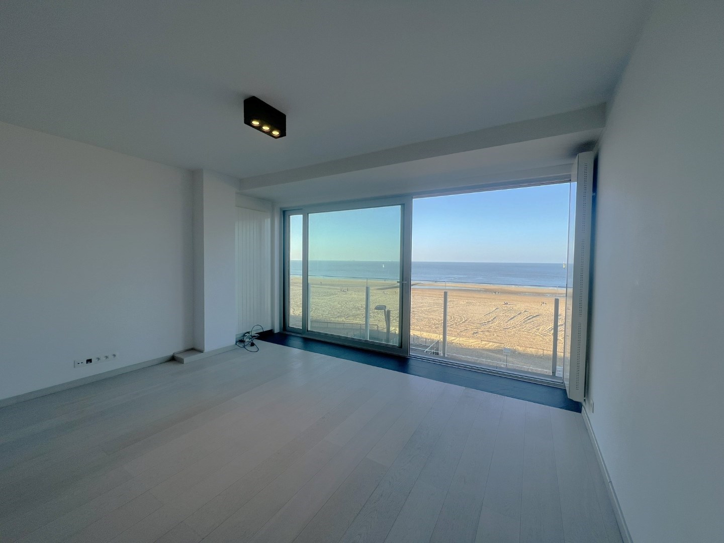 Appartement met frontaal zeezicht op een toplocatie langs de Zeedijk van het Zoute. - foto 4