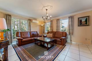 Interesse? Meer informatie op www.SWEVERS.be. - Deze instapklare open bebouwing in het rustige en gegeerde Bolderberg ligt op een ruim perceel met een zuidgerichte tuin. De woning, gebouwd in 1990 en later vernieuwd, biedt een lichtrijke leefruimte, een moderne keuken (2013) en een veranda die binnen en buiten verbindt.<br /><br />Met vijf slaapkamers, een functionele badkamer, 2 garages, kruipkelder en zolder is er veel ruimte en flexibiliteit. Buiten geniet u van een grote tuin met zwembad (incl overkapping), warmtepomp en poolhouse. De ligging is een grote troef: rustig en groen, maar toch centraal met vlotte verbindingen, nabij voorzieningen, fietssnelweg en natuurgebieden.<br /><br />Bel ons vandaag nog voor een persoonlijke rondleiding. Wij van Swevers Real Estate helpen je maar al te graag verder. tel. 011 255 155. Bron bewoonbare oppervlakte: EPC-verslag.