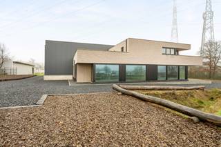 Modern nieuwbouw bedrijfsgebouw gelegen in het industriegebied van Zutendaal, met een totale bedrijfsoppervlakte van 1.000 m², ideaal voor opslag, productie of logistiek. De bedrijfsruimte is volledig verhuurbaar of opsplitsbaar in 2 × 500 m², waardoor het pand perfect inspeelt op groeiende of schaalbare ondernemingen.<br />Aansluitend zijn er twee kantoorruimtes van telkens 120 m², beschikbaar in casco of volledig afgewerkte staat, afhankelijk van de gewenste afwerking en het gebruik.<br />Daarnaast beschikt het complex over een ruim conciërge-appartement van circa 140 m², geschikt voor bewoning of ondersteunend professioneel gebruik.<br /><br />BTW-verhuur is mogelijk.<br />Alle entiteiten zijn afzonderlijk verhuurbaar.<br />De kantoren worden uitgerust met basisfaciliteiten, waaronder verwarming op aardgas (< 300 kW).<br />De uiteindelijke huurder of exploitant staat zelf in voor het aanvragen en verkrijgen van eventuele vereiste exploitatie- en milieuvergunningen.<br /><br />Huurprijzen (excl. btw)<br />•Totale huurprijs (volledig complex): €6.917 – €7.317/maand)<br />•Bedrijfsunit 1.000 m²: €4.167/maand<br /> (€2.083/maand per unit bij opsplitsing in 2 × 500 m²)<br />•Kantoorruimte 2 x 120 m²:<br /> Casco: €800/maand per kantoor<br /> Afgewerkt: €950 – €1.000/maand per kantoor, afhankelijk van de gekozen afwerking<br />•Appartement 140 m²: €1.150/maand<br /><br />Troeven<br />•Nieuwbouw<br />•Flexibele indeling en opsplitsbaarheid<br />•BTW-verhuur mogelijk<br />•Strategische ligging in industriegebied Zutendaal<br />•Geschikt voor KMO’s, logistiek, productie en dienstverlenende activiteiten<br />•Combinatie van bedrijfsruimte, kantoren en woonentiteit op één site