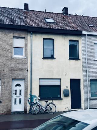 Gezellige eensgezinswonng dichtbij centrum maar tegelijkertijd snelle toegang tot de grote wegen rond Roeselare. Verschillende supermarkten...