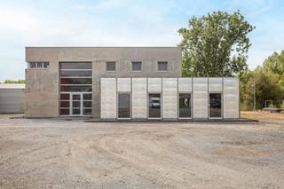 Dit project op de Unalsite van Geraardsbergen op een perceel van 3670 m2 omvat : 1. Kantoorruimte met woning Totale beschikbare oppervlakte...