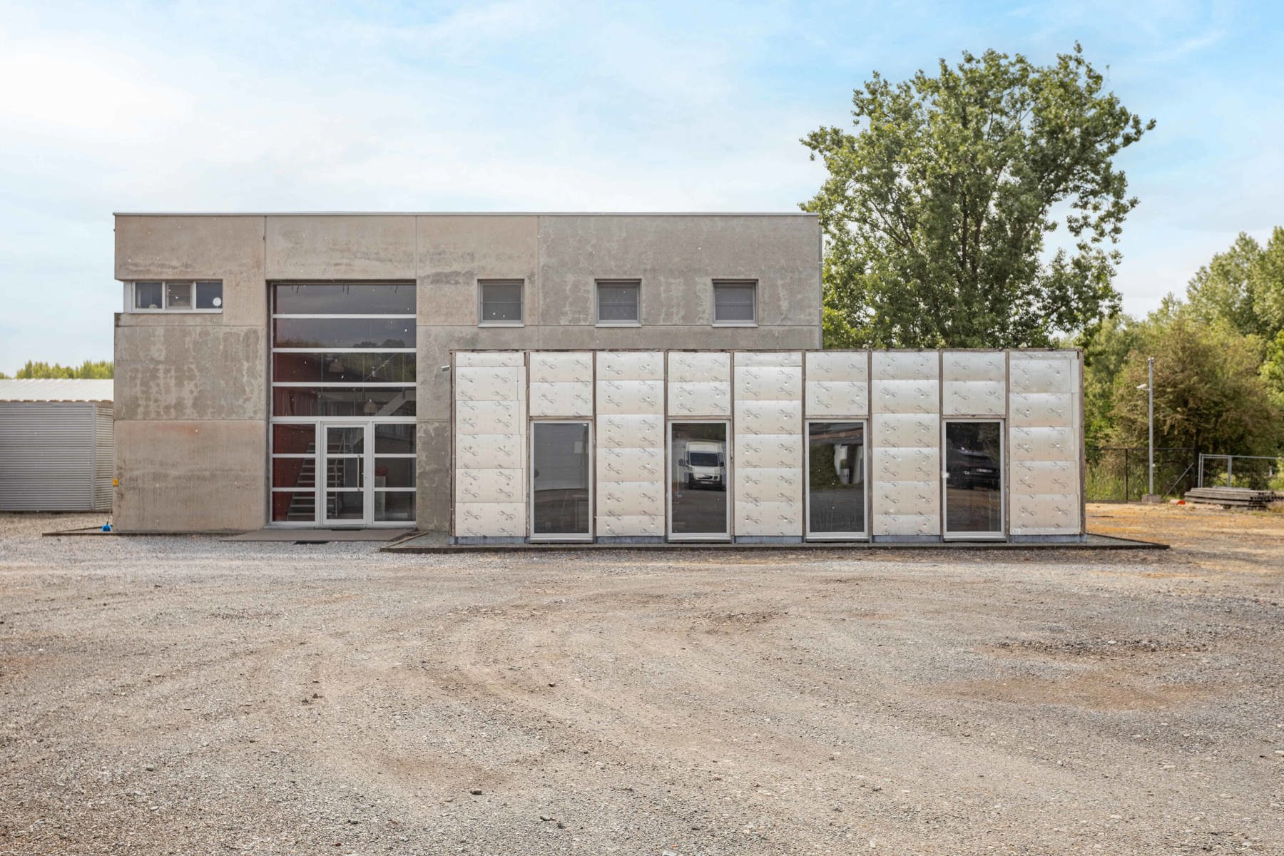 Gebouw met kantoren + woonst + loods op 3670 m2 - foto 2