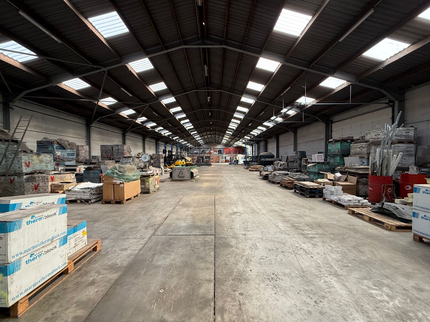 Multifunctioneel bedrijfsgebouw bestaande uit kantoren/showroom/magazijn - foto 2