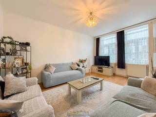 <p><strong>CENTRAAL GELEGEN WONING</strong><span> met </span><strong>DRIE SLAAPKAMERS</strong><span> in Eine (Oudenaarde). Dankzij </span><strong>DUBBELE BEGLAZING EN CENTRALE VERWARMING</strong><span> op </span><strong>AARDGAS</strong><span> is er reeds een solide basis. Met een </span><strong>BEWOONBARE OPPERVLAKTE VAN CIRCA 135M² </strong><span>biedt deze gezinswoning een lichtrijke leefruimte, uitgeruste keuken en koer met berging. De bovenverdieping omvat </span><strong>DRIE VOLWAARDIGE SLAAPKAMERS </strong><span>en een badkamer. Gelegen vlak bij de Schelde, met vlotte verbindingen naar winkels, scholen, openbaar vervoer en de </span><strong>N60</strong><span>, is dit een uitstekende kans voor wie betaalbaar en centraal wil wonen in </span><strong>OUDENAARDE</strong><span>.</span></p>

<p><br />Adres: Broekstraat 281 te Oudenaarde<br /><br />Renovatieplicht van toepassing; P-score: A, G-score: A</p>