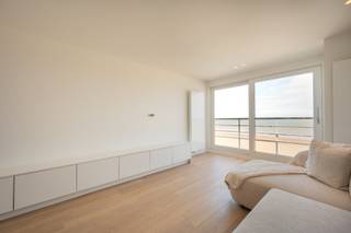 <u><strong>Residentie San Giorgio</strong></u><br /><br />Op de 7de verdieping van de Zeedijk in Duinbergen bevindt zich dit prachtig gerenoveerde appartement (2025), waar het indrukwekkende frontale zeezicht meteen de toon zet. De lichtrijke leefruimte strekt zich uit over de volledige breedte van het appartement en opent via een groot schuifraam naar het uitnodigende voorterras. Hier geniet je van een panoramisch uitzicht over de Noordzee, een luxe die elke dag opnieuw een vakantiegevoel oproept.<br /><br />De eetruimte sluit elegant aan op de moderne open keuken, afgewerkt met een luxueus marmeren werkblad, warme houten accenten en hoogwaardige Miele-toestellen. De combinatie van stijl en functionaliteit maakt dit een heerlijke plek om te koken, te tafelen en te genieten van het kustlicht dat overvloedig binnenvalt.<br /><br />Achteraan het appartement heerst volledige rust. Beide volwaardige slaapkamers zijn uitgerust met ingemaakte kasten en hebben directe toegang tot een tweede terras met praktische bergingen. Elke kamer beschikt over een eigen badkamer met inloopdouche en stijlvol lavabomeubel, waarbij één badkamer ensuite is geïntegreerd in de master bedroom. Het geheel straalt comfort en verfijning uit, ideaal voor zowel vaste bewoning als tweede verblijf.<br /><br />Een garagebox in een nabijgelegen residentie kan optioneel worden aangekocht, wat het geheel nog praktischer maakt<br /><br />Wil je wonen op een gegeerde locatie van Duinbergen, met een adembenemend zeezicht vanop de 7de verdieping? Neem vandaag nog contact op voor een bezoek en laat je overtuigen door dit uitzonderlijke appartement.<br /><br /><strong>Ref: A738</strong>