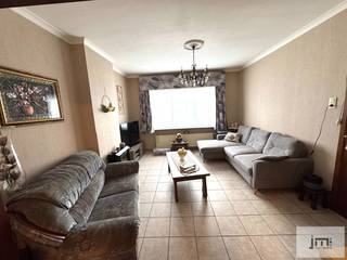 Deze charmante gesloten bebouwing bevindt zich op wandelafstand van het centrum van Borgloon, waar u geniet van alle nodige faciliteiten zoals winkels, scholen en horeca. Bovendien liggen prachtige, rustige wandelroutes in de natuur vlakbij – ideaal voor wie houdt van een evenwicht tussen stad en ontspanning.<br />Voor meer informatie of om een bezichtiging in te plannen, kan u steeds contact opnemen met Niels via 0473 39 44 39.<br /><br />De woning verwelkomt u via een inkomhal die toegang biedt tot een ruime woonkamer. Aansluitend bevindt zich de keuken, het centrale hart van de woning. Vanuit de keuken bereikt u een polyvalente ruimte, met zicht op het terras en de verzorgde tuin.<br />Extra troeven op het gelijkvloers zijn de badkamer, uitgerust met ligbad, lavabo met meubel en een apart toilet, evenals een praktische, aparte wasplaats.<br /><br />Op de eerste verdieping vindt u twee volwaardige slaapkamers en een extra kinderkamer. Daarnaast is er een apart toilet met lavabo voorzien.<br /><br />De woning beschikt ook over een kelder en een zolder, waarbij het dak en de vloer reeds geïsoleerd zijn. Het dak werd bovendien recent vernieuwd in 2025, wat bijdraagt aan het wooncomfort en de energiezuinigheid.<br /><br />Via een handige zijgang naast de woning bereikt u eenvoudig de tuin, ideaal om fietsen, tuinmateriaal of een kruiwagen te verplaatsen. In de mooi onderhouden tuin bevindt zich bovendien een praktisch tuinhuis voor extra opbergruimte.<br /><br /><span>*De vermelde oppervlaktes zijn indicatief. JM Vastgoed kan niet verantwoordelijk gesteld worden voor de juistheid van de verstrekte gegevens.</span>