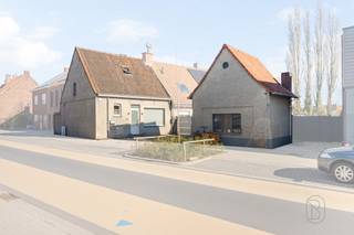 Instapklare, grondig gerenoveerde woning in Heule met bijgebouw en terras.Indeling: bij het betreden van de woning komt u in de gezellige leefruimte...