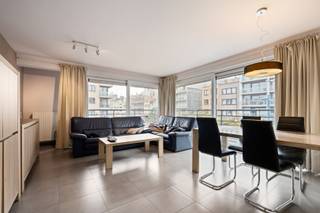 Magnifique appartement de coin moderne avec 2 chambres à coucher situé au 3ème étage. Finition de haute qualité .<br />Division : entrée, séjour spacieux avec terrasse ensoleillée, cuisine équipée ouverte avec débarras pratique (possibilité de mettre une machine à laver), 2 chambres spacieuses, salle de bains avec baignoire. Toilettes séparées.<br />Possibilité d'acheter un garage en dessous de la digue.<br /><br />Idéal pour une résidence permanente ou une maison de vacances avec un emplacement magnifique près de la mer et du centre ville.