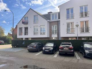 Ruim en instapklaar 2 slaapkamer appartement van 87m² met leuk overdekt terras (Bj: 1998). Gesitueerd pal in het centrum van 's-Gravenwezel met winkels, openbaar vervoer en scholen op wandelafstand! <br /><br />Indeling appartement:<br />Via de verzorgde gemeenschappelijke inkomhal betreden we het appartement op de 2e verdieping via EU-conforme lift of ruime trappenhal. Privatieve inkomhal met vestiairegedeelte en apart toilet met handenwasser. Vanuit de hal is er toegang tot alle vertrekken. Vooraan bevindt zich de woonkamer met plaats voor een zithoek, een eethoek en een volledig geïnstalleerde open keuken met voldoende opbergmogelijkheden. <br />Achteraan bevinden zich 2 ruime slaapkamers (16,50m² &amp; 12,70m²) en een geïnstalleerde badkamer voorzien van enkel lavabomeubel en douche-in bad. Aansluitend de berging / wasplaats.<br /><br />Bijzonderheden:<br />- Bouwjaar 2003 <br />- Aluminium raamwerk met dubbele beglazing<br />- Verwarming dmv accumulatoren met gunstig EPC: 363kWh/m² <br />- Toplocatie pal in het centrum van 's-Gravenwezel <br />- Staanplaats bij te kopen voor 23.000€<br /><br />Ideaal appartement voor starters, alleenstaanden, koppels en tevens investeerders!<br />Momenteel bieden we nog 2 andere appartementen aan in hetzelfde gebouw. <br />Deze kunnen samen gekocht worden.
