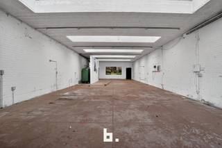 Gelegen op een zeer centrale locatie in Roeselare, biedt dit magazijn van ca. 170 m² een uitstekende bereikbaarheid en optimale zichtbaarheid...