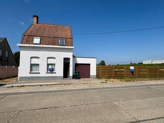 Woning te koop in het landelijke Tiegem met veel potentieel<br /><br />Bij het binnengaan van de woning kom je terecht in de gezellige leefruimte, met aansluitend de keuken. De woning wordt verwarmd met een pelletkachel. Verder bevinden zich op het gelijkvloers de badkamer, uitgerust met een bad en lavabo, evenals een berging.<br /><br />Buiten geniet je van een ruime, volledig omheinde tuin naast de woning. Daarnaast beschikt het eigendom over twee garages en een uitweg.<br /><br />Op de eerste verdieping bevinden zich drie slaapkamers en een apart toilet. Via een vaste toegang bereik je de ruime zolder.<br /><br />Voor meer info bel Amber op 0470 11 17 12