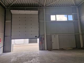 Nieuwbouw - Schitterende werkplaats/magazijn te huur in Nivelles Nord. Gelegen nabij de E19, N4 en E420. 216 m² units met 2 parkeerplaatsen. De unit heeft een elektrische sectionale deur, een voetgangersdeur, 6 m vrije hoogte en een polybetonnen vloer. Ideaal gelegen op 20 minuten van Brussel en 20 minuten van Charleroi, met gemakkelijke toegang in een snel groeiend gebied. Snel beschikbaar.