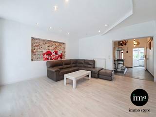 <p>Immo Store presenteert een uitzonderlijke voormalige bakkerswoning met bijzonder veel ruimte, karakter en potentieel. Het pand omvat een gelijkvloerse woonentiteit met ruime cour, aangevuld met meerdere verdiepingen die plaats bieden aan woongelegenheid ter grootte van een appartement met terras en een duplex. Achteraan bevindt zich een indrukwekkend voormalig bakkersatelier, uitgewerkt over twee volwaardige niveaus in een open en ruimtelijke stijl. Dankzij de royale volumes en flexibele indeling is deze ruimte ideaal voor hobbyisten, kunstenaars, zelfstandigen of creatieve invullingen. Als absolute troef beschikt het geheel over een grote zuidgerichte tuin die volledig naar eigen smaak en wensen kan worden ingericht. Een unieke eigendom boordevol mogelijkheden voor wie op zoek is naar ruimte, authenticiteit en vrijheid in gebruik. <span>Grijp deze unieke IMMO STORE-kans en plan vandaag nog uw bezoek! Bel ons op 02/203.03.03 of stuur een mail naar info@immo-store.be!</span></p>