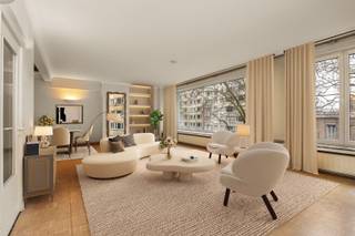 <p><span>ANTWERPEN -  Mechelsesteenweg:</span><span> Licht en ruim appartement met 3 slaapkamers, 2 badkamers en 2 terrassen. EPC label - C. </span></p><p><span> </span></p><p><span>Op deze uitzonderlijk gunstige en gegeerde locatie, met een vlotte verbinding naar het stadscentrum, nabij parken en openbaar vervoer, bevindt zich dit ruime appartement met een veel potentieel.</span></p><p><span>Het appartement is gelegen op de 3° verdieping van een statig en goed onderhouden gebouw, waar de verzorgde inkomhal meteen een gevoel van elegantie en standing oproept. </span></p><p><span>Met een bewoonbare oppervlakte van ca 156 m², 2 terrassen, 3 volwaardige slaapkamers en 2 badkamers biedt dit appartement veel opportuniteiten na renovatie.</span></p><p><span> </span></p><p><span>BESCHRIJVING: </span></p><p><span> </span></p><p><span>Men betreedt het appartement via een veiligheidsdeur. </span></p><p><span>Royale inkomhal met ingemaakte vestiairekasten. Deze vormt de centrale spil van de woning en leidt naar de verschillende leefruimtes.</span></p><p><span>De grote leef- en eetruimte van ca. 63 m² op parket baadt in een overvloed aan natuurlijk licht dankzij de grote raampartijen. Het open zicht en de aangename volumes creëren een harmonieuze, warme sfeer met een weids groen uitzicht.</span></p><p><span>Aansluitend bevindt zich de ruime keuken, met directe toegang tot een eerste terras, met zicht op de tuin.</span></p><p><span> </span></p><p><span>De nachthal beschikt over een praktische berging en een apart gastentoilet met lavabo.</span></p><p><span>De ruime masterbedroom van ca 20m² inclusief met aansluitende badkamer voorzien van dubbele lavabo en toilet, en directe toegang tot een ruim, privatief terras. </span></p><p><span>De tweede slaapkamer van ca 11m² .</span></p><p><span>Zowel de masterbedroom als de tweede slaapkamer genieten van een prachtig uitzicht op de mooi aangelegde tuin.</span></p><p><span> </span></p><p><span>De derde slaapkamer van 10m²</span><span> </span><span>is multifunctioneel inzetbaar als extra slaapkamer, bureau of dressing.</span></p><p><span>De tweede badkamer is uitgerust met een douche en lavabo, en beschikt over aansluitingen voor wasmachine en droogkast.</span></p><p><span> </span></p><p><span>Kelder inbegrepen.</span></p><p><span> </span></p><p><span>Dit appartement is een uitgelezen opportuniteit voor wie op zoek is naar een karaktervolle woonst met uitzonderlijke volumes, overvloedig licht en de mogelijkheid om een unieke, stijlvolle thuis te creëren op een gegeerde ligging.</span></p><p><span> </span></p><p><span>BIJZONDERHEDEN:</span></p><p><span> </span></p><p><span>- Centrale ligging met makkelijke verbindingen</span></p><p><span>- Op wandelafstand van Albertpark en Harmoniepark</span></p><p><span>- Prachtige lichtinval</span></p><p><span>- Mooie volumes en uniek renovatie potentieel</span></p><p><span>- 2 Terrassen</span></p><p><span>- Gemeenschappelijke kosten: ca 400€/maand (provisie verwarming, water, onderhoud gebouw en lift, verzekering, reservefonds,...)</span></p>