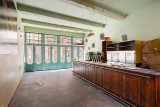 Well-located commercial property with a generous surface area of approximately 514 m², situated on Wolstraat, just around the corner from the...