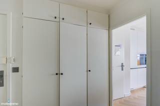 <p>RECENT GERENOVEERD APPARTEMENT MET 2 SLAAPKAMERS, 2 TERRASSEN EN ZICHT OP HET GROEN IN DE KATARINAWIJK (OPTIONEEL: RUIME GARAGEBOX IN DE KELDERVERDIEPING)<br /><br />*** Bekijkt U dit appartement via een aanverwante website? Surf dan naar https://matisimmo.be/nl/aanbod/4414789/appartement-te-koop-in-3500-hasselt en klik op volgende link voor het INTERACTIEF GRONDPLAN: https://grondplan.matisimmo.be/grondplan/?map=HasseltSintKatarinaplein20B21 ***<br /><br />Dit appartement is gelegen aan het Sint-Katarinaplein 20 bus 21 te Hasselt, op slechts 15 minuten wandelen van het bruisende stadscentrum. Dankzij deze gunstige ligging zijn tal van voorzieningen, zoals winkels, eetgelegenheden, scholen en het openbaar vervoer, vlot bereikbaar. Bovendien geniet het appartement van een uitstekende verbinding naar omliggende steden en bevinden de op- en afritten van de snelweg zich op slechts 8 minuten rijden.<br /><br />Het appartement bevindt zich op de zesde verdieping en is bereikbaar via zowel de lift als de trap. Dankzij deze ligging geniet u van een prachtig weids uitzicht over Hasselt.<br /><br />In 2024 onderging het appartement verschillende renovatiewerken. Zo werden onder andere de keuken en het toilet vernieuwd, de open haard verwijderd en werden de schilderwerken uitgevoerd.<br /><br />We betreden het appartement via de inkomhal, die voorzien is van een praktische berging. Vanuit de inkomhal bereiken we de ruime en lichtrijke woonkamer met zit- en eetgedeelte. Dankzij de grote raampartijen geniet deze ruimte van een aangename lichtinval. Aansluitend bevindt zich de modern ingerichte keuken, uitgerust met een praktisch kookeiland en een extra opbergkast. De keuken is zowel vanuit de woonkamer als vanuit de inkomhal toegankelijk. Vanuit de woonkamer bereikt u het eerste terras.<br /><br />Verder beschikt het appartement over twee slaapkamers, die beide toegang bieden tot het tweede terras. Daarnaast is er een apart gastentoilet en een badkamer aanwezig. De badkamer is uitgerust met een dubbele lavabo en een douchecabine.<br /><br />Het appartement beschikt over een terras aan zowel de voor- als achterzijde. Daarnaast is er een kelderberging en ruime garagebox in de gemeenschappelijke garage, deze laatste kan optioneel worden aangekocht.<br /><br />De gemeenschappelijke kosten bedragen € 213,75 per maand. Dit bedrag omvat de kosten voor de gemeenschappelijke delen, evenals een maandelijkse provisie voor de verwarming en het privatieve waterverbruik van het appartement.<br /><br />Wilt u graag een bezoek ter plaatse om het appartement zelf te verkennen? Neem vrijblijvend contact op via 089/44 00 00 of info@matisimmo.be<br /><br />De vermelde woonoppervlakte is steeds de bruikbare vloeroppervlakte overgenomen uit het EPC-verslag.<br /><br /><em>Bestuursmaatregelen in het maatregelenregister: nee</em></p>