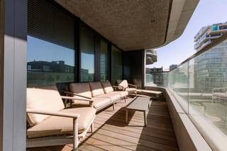 <p><span>In de prestigieuze Ensor Tower 2 bevindt zich dit stijlvolle en luxueuze appartement op de vierde verdieping. Dankzij de ruime indeling, de hoogwaardige afwerking en de moderne voorzieningen biedt dit appartement een bijzonder aangename woonomgeving aan de kust.</span></p><p><span>De ruime leefruimte vormt het hart van het appartement en sluit naadloos aan op de volledig ingerichte open keuken met kookeiland. Vanuit de woonkamer heeft u rechtstreeks toegang tot het ruime balkon, waar voldoende plaats is voor een comfortabele loungeset. De ideale plek om in alle rust te ontspannen.</span></p><p><span>Het appartement beschikt over twee comfortabele slaapkamers, elk met een eigen sanitaire voorziening. De eerste slaapkamer heeft een ensuite douchekamer met lavabo. De tweede slaapkamer beschikt over een ensuite badkamer met inloopdouche, lavabo, toilet en aansluiting voor een wasmachine.</span></p><p><span>Daarnaast is er een afzonderlijk gastentoilet.</span></p><p><span>Dit appartement </span><span>vormt de ideale keuze voor wie op zoek is naar een stijlvolle, comfortabele en rustige woonplek aan zee, met alle moderne voorzieningen binnen handbereik.</span></p><p><span>Huurwaarborg: € 5100 (3 maand)</span></p><p><span>Lasten: € 175/ maand</span></p><p><span>Plaatsbeschrijving: +- € 350</span></p><p><span>Vrij vanaf: 01/11/2026</span></p><p><span> </span></p>